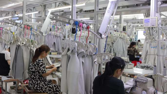 服装厂缝纫机操作加工车间制衣厂流水线智能