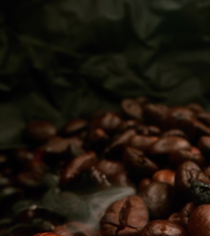 近距离烘焙咖啡豆咖啡豆烘焙特写竖屏视频素
