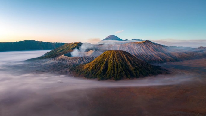 鸟瞰日出时的Bromo火山(Gunung Bromo)，位于印尼东爪哇的Bromo Tengger塞