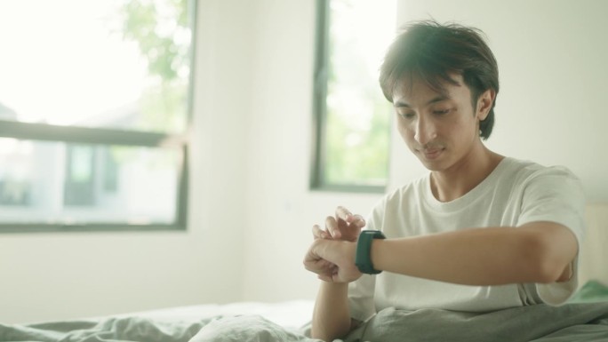 早上用智能手表监测睡眠跟踪。