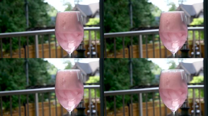 调酒师在粉色鸡尾酒上加玫瑰色气泡香槟，慢镜头近距离4K