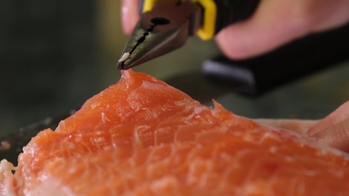 腌制红鲑鱼的过程，把鱼从壳上剥下来，盖上盐，腌制一会儿美味的健康食品天然产品海鲜女手特写清洁鱼