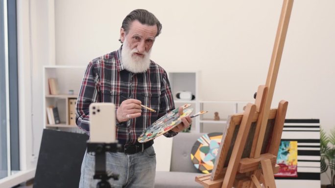 退休老人在室内拍摄艺术视频内容