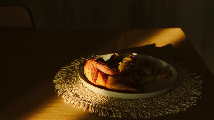 烤鸡在木桌上冒着热气。金黄的烤鸡翅皮配蔬菜。在家煮鸡，电影般的场景