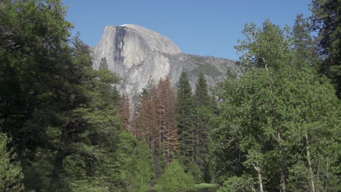 半穹顶是位于加州优胜美地国家公园优胜美地山谷东端的石英二长岩基
