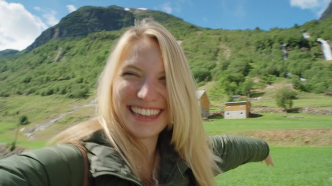 美女在户外用智能手机视频聊天和朋友分享旅行冒险女孩用手机拍摄自拍视频照片发到社交媒体享受挪威假期