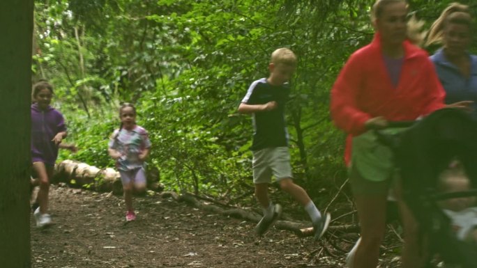 穿越森林的乐趣大人小孩集体跑步集体项