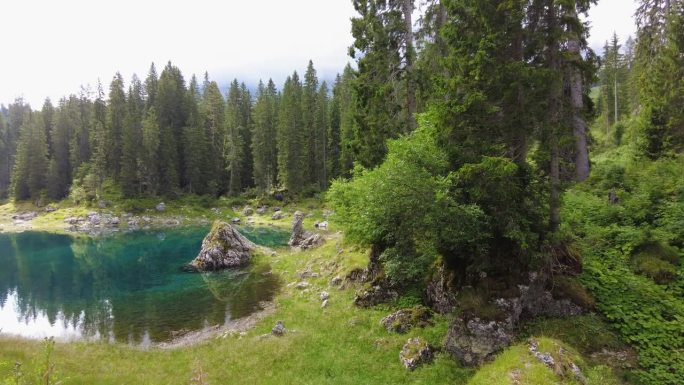 卡雷扎湖的景色和Val di Fassa的乡村景色