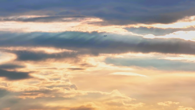 日出 逆光 飞机穿越云层
