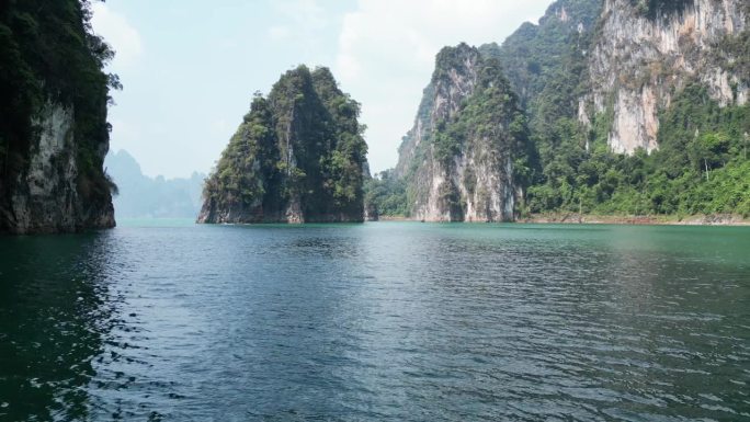 乘船去泰国的岛屿。考石国家公园和赤兰湖。直升机上的鸟瞰图
