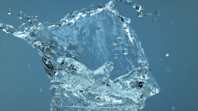 冰块溅到杯子里飞溅起来的水冰块坠落