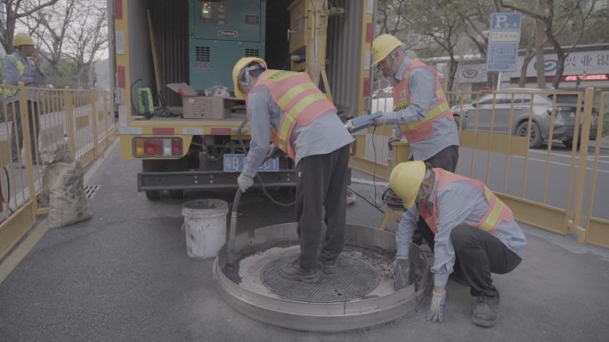 城市施工 更换窨井盖 井盖 市政 道路