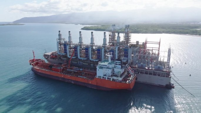多明尼加共和国阿祖阿的一座浮动电厂，MV Karadeniz动力船的干货船鸟瞰图。