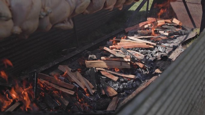火下面的生肉正在烹调和熏制