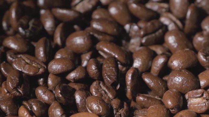 烘焙咖啡豆掉落的慢动作。