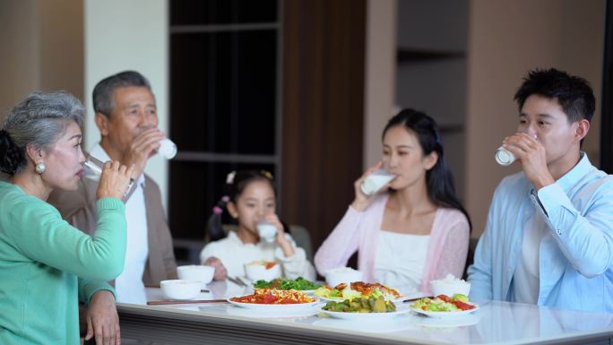 吃饭的一家人 喝牛奶