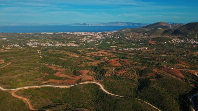 空中无人机拍摄的马尔马里斯半岛美丽的风景，山脉和丘陵，绿色的树林和弯弯曲曲的道路。环绕着爱琴海和地中