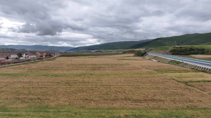 阿坝州高速公路田野风光航拍4K