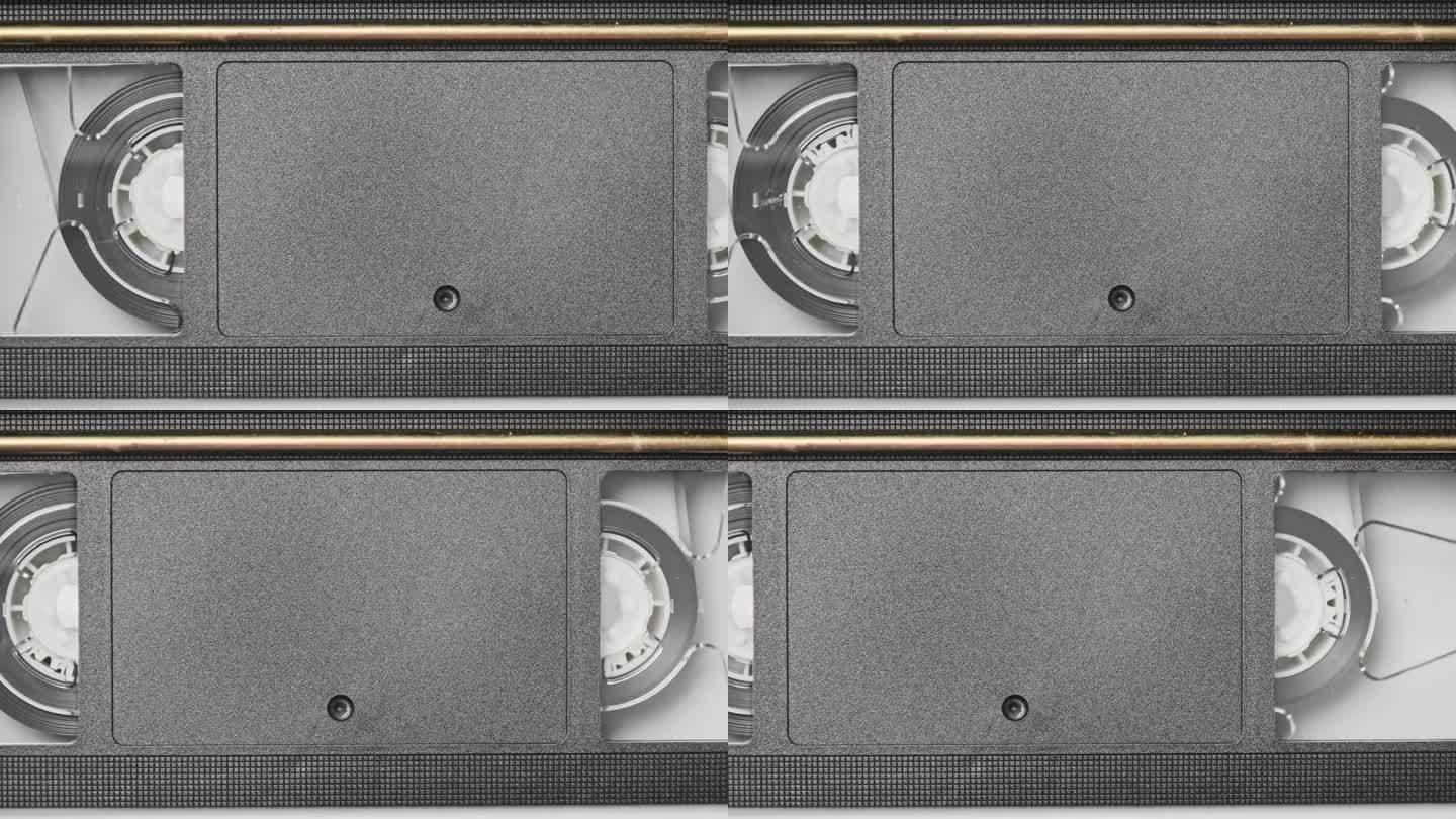 VHS卡带在录像机内播放，俯视图