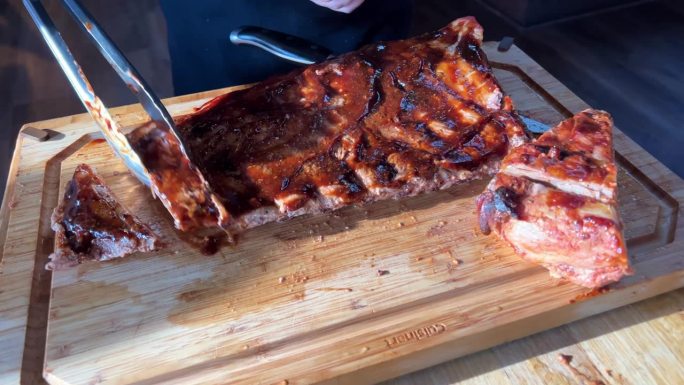 烧烤排骨切碎烤牛肉牛排在复古板从乡村砧板木制背景。多汁切肋眼牛排配盐。美味肉食的概念