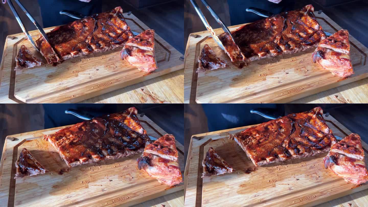 烧烤排骨切碎烤牛肉牛排在复古板从乡村砧板木制背景。多汁切肋眼牛排配盐。美味肉食的概念