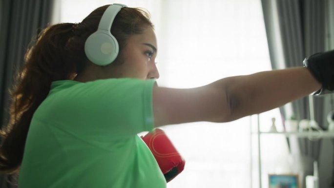 胖女人在家锻炼胖女人在家锻炼拳击
