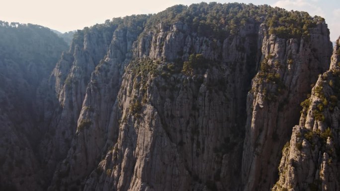 鸟瞰美丽、深邃、巨大、令人惊叹的土耳其塔兹峡谷，电影史诗般的自然景观。土耳其安塔利亚的旅游和热门景点