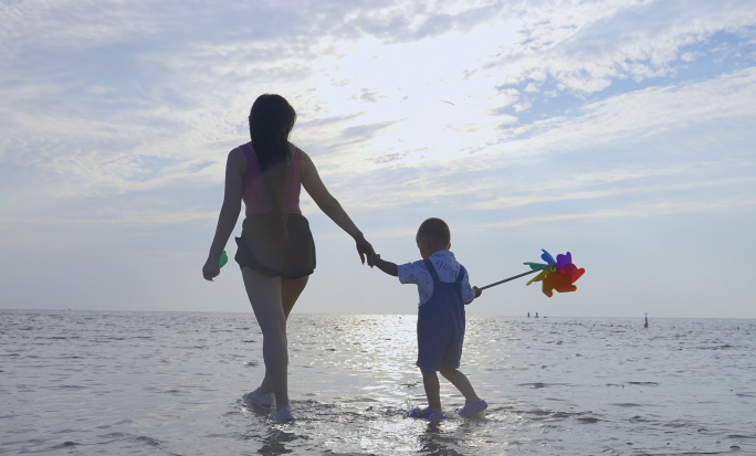 海边散步的母子风车男孩意境母子素材亲子爱