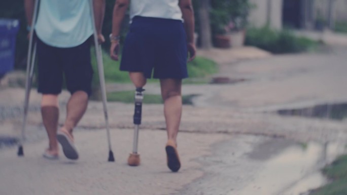 夫妇散步夫妇散步残疾假肢