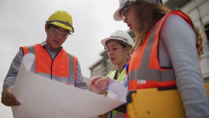 房地产项目施工现场与建筑工程师