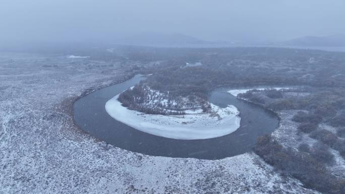 航拍秋季湿地河湾风雪交加