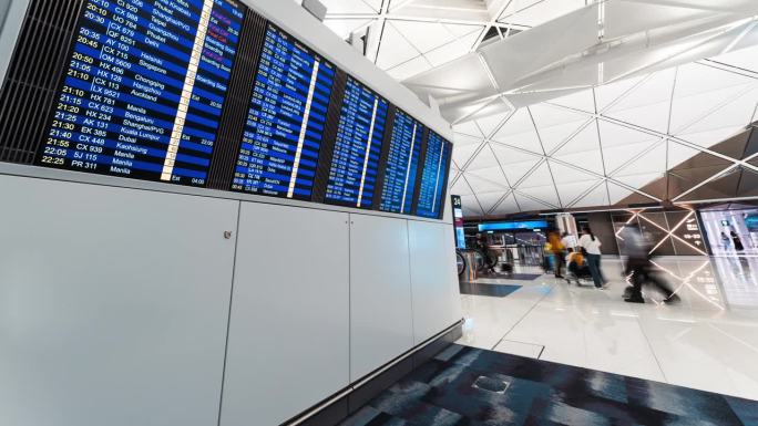 香港机场候机楼登机口、航班信息板的旅客。