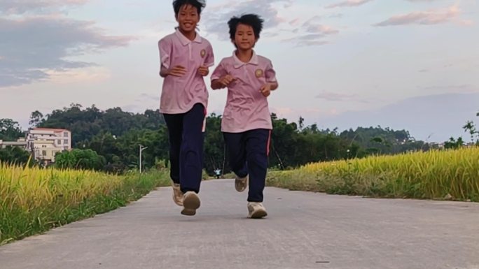 乡间跑步的女孩子傍晚跑步夕阳田间小孩跑步