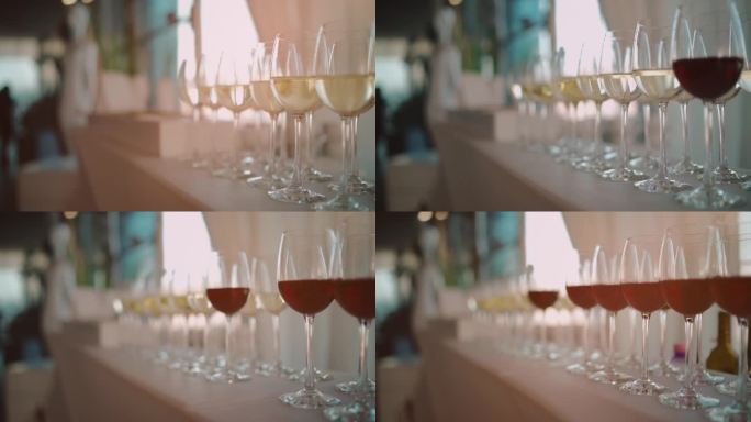 在聚会或宴会上用酒杯盛放一大套豪华的红、白葡萄酒