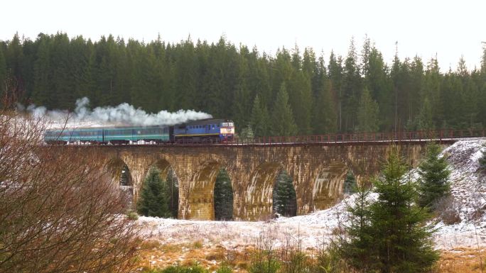 高架桥火车在喀尔巴阡山脉冒烟