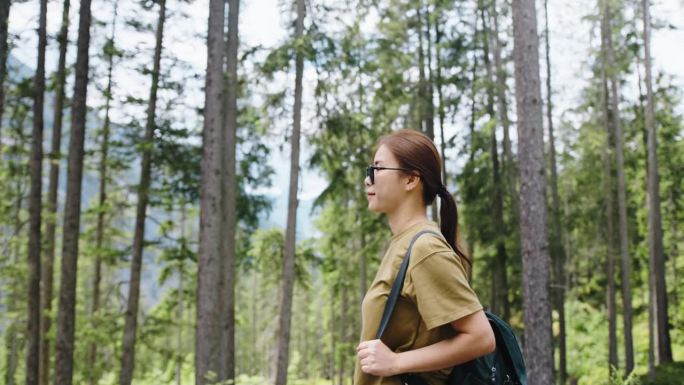 森林里的徒步旅行者