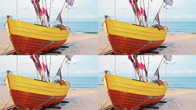 在风平浪静的日子里，一艘挂着网旗和生锈钩子的渔船停在沙滩上