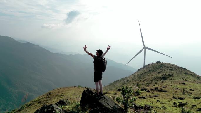 登山人物胜利登顶拥抱自然