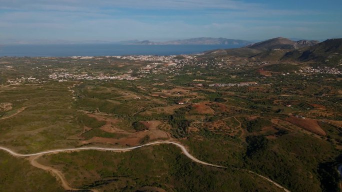 空中无人机拍摄的马尔马里斯半岛美丽的风景，山脉和丘陵，绿色的树林和弯弯曲曲的道路。环绕着爱琴海和地中