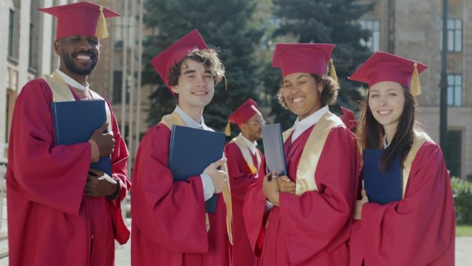 身着学士服、手持毕业证书站在校园里微笑的毕业生肖像