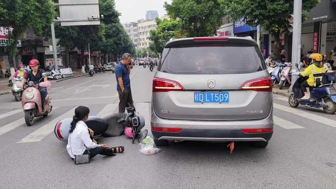 街道撞车摩托车车祸相撞马路交通事故电动车