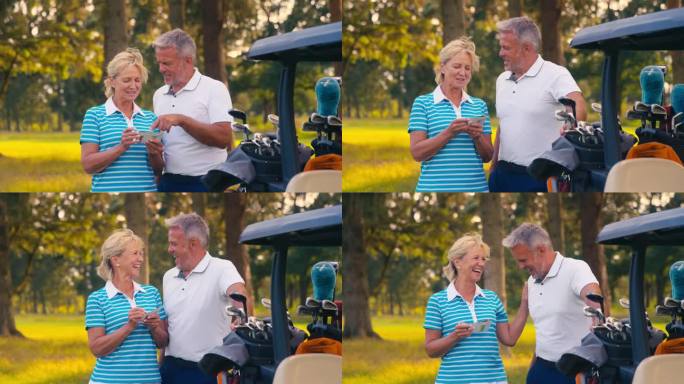 一对老年夫妇站在高尔夫球场的马车旁，一起在记分卡上打分