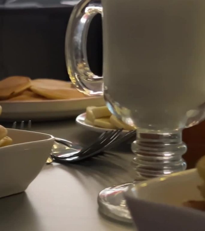 家庭晚餐花时间在电影附近背光晚上的食物小煎饼酸奶三份微型食物在桌子上美味健康开胃