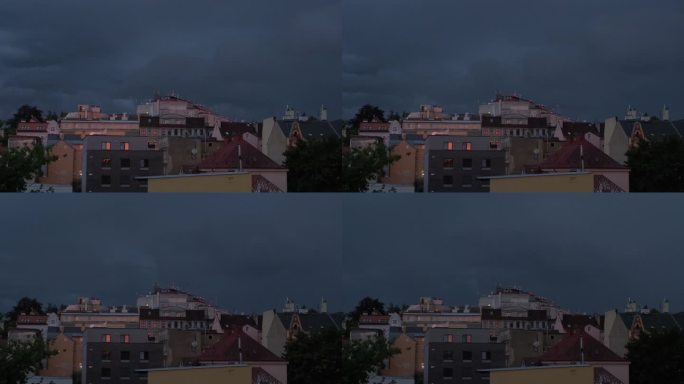 深蓝色的云笼罩着黄昏的城市。暴风雨的开始。天空中的闪电。间隔拍摄