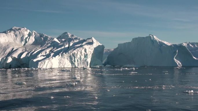 海洋中的冰山。南极风景。大自然的奇迹。全球变暖和气候变化。被联合国教科文组织列为世界遗产的北极自然冰