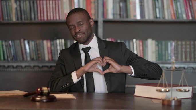 微笑的非洲男律师，有心脏标志