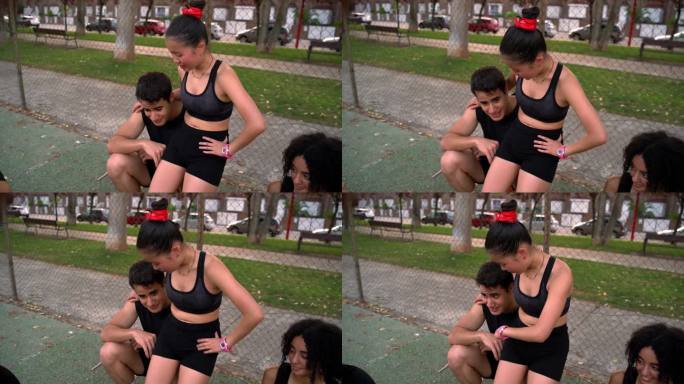 这个中国女孩坐在她朋友的膝盖上，他们碰了一下拳头。