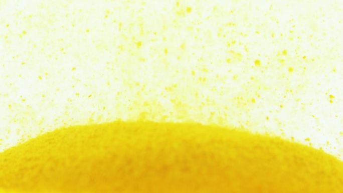 黄色粉末与水混合的特写
