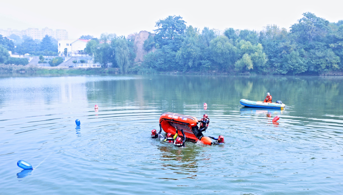 4k实拍 救援队水上救援翻舟比赛