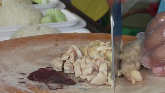 海南鸡饭和砧板上的鸡肉。